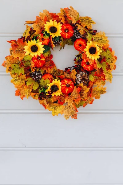 Corona de otoño con girasoles, calabazas y hojas de arce en la puerta de madera —  Fotos de Stock