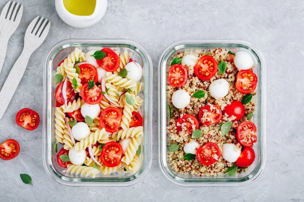 Envases para preparar comidas con ensalada de pasta o quinua, tomates, queso mozzarella y albahaca . — Foto de Stock