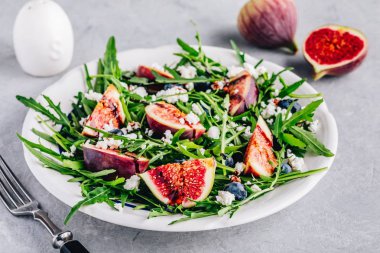 İncir, yaban mersini ve keçi peyniri ile Arugula salatası, balsamik sos sosu