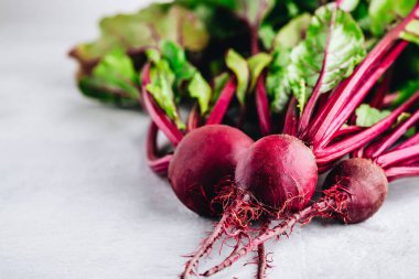 Yaprakları ile taze ham organik pancar Demet 