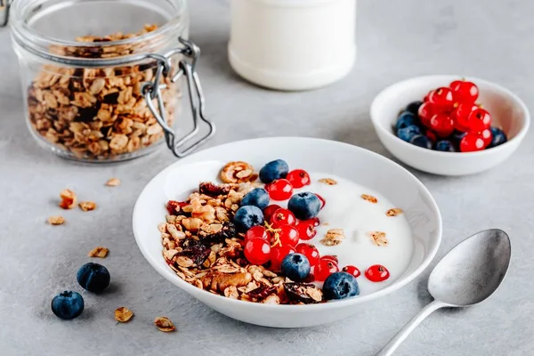 健康早餐碗，包括燕麦片、蓝莓、红醋栗和酸奶. — 图库照片
