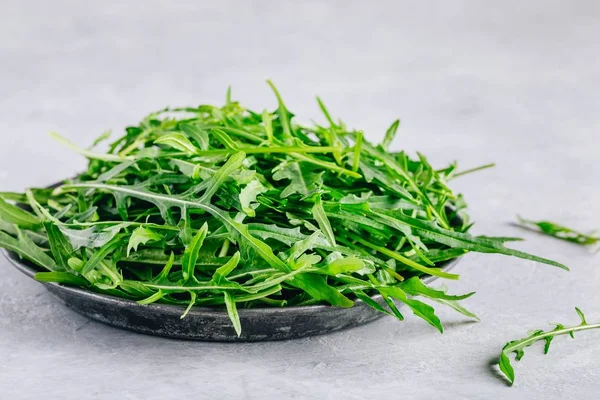 Färska ekologiska gröna blad av ruccola, ingrediens för hälsosam sallad — Stockfoto