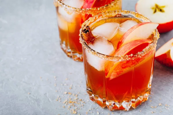 Margarita de cidra de maçã com canela e gelo para Halloween ou Ação de Graças em vidro — Fotografia de Stock