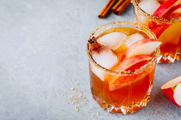 Chai gewürzter Apfelwein-Cocktail zu Halloween oder Erntedank im Glas — Stockfoto