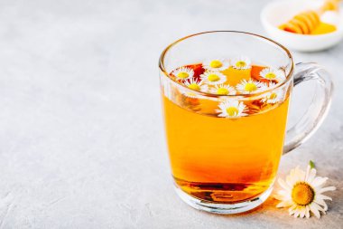 Cam bardaktaze papatya çiçekleri ile sağlıklı bitkisel çay 