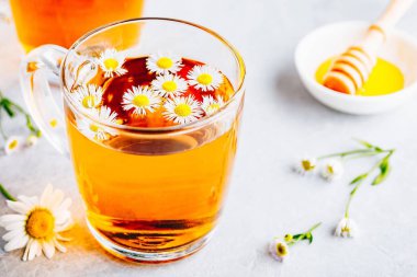 Cam bardaktaze papatya çiçekleri ile sağlıklı bitkisel çay 