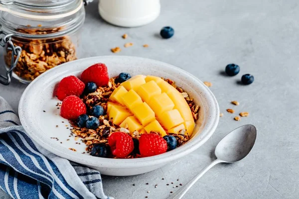 健康早餐碗自制燕麦片，新鲜蓝莓、覆盆子和芒果 — 图库照片