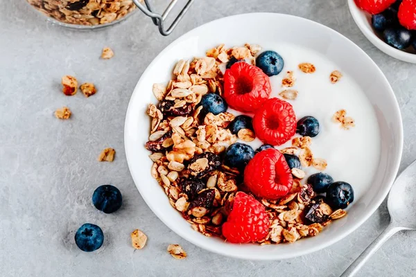 健康的早餐碗，带有新鲜蓝莓和覆盆子的自制麦片 — 图库照片