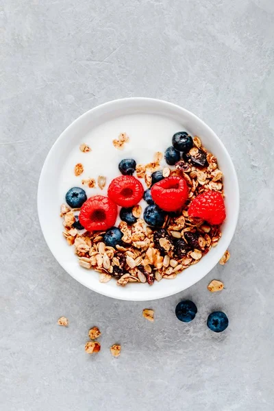 健康的早餐碗，带有新鲜蓝莓和覆盆子的自制麦片 — 图库照片