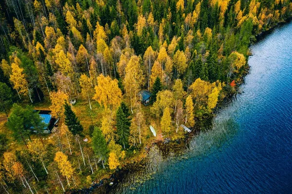 Légi kilátás ház őszi színek erdő kék tó vidéken Finnország — Stock Fotó
