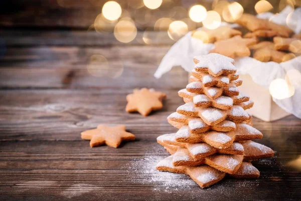 Galletas de jengibre del árbol de Navidad con luces de Navidad — Foto de Stock