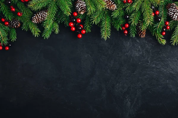 Albero di Natale decorazione sfondo con coni di abete e bacche rosse . — Foto Stock