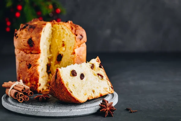 Bolo tradicional Panettone de Natal com frutas secas no fundo de pedra escura — Fotografia de Stock