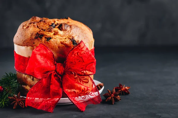 Bolo tradicional Panettone de Natal com frutas secas decoradas com uma fita vermelha — Fotografia de Stock