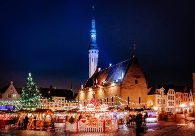 Noel pazarı town hall Meydanı'eski kasaba tallinn, Estonya