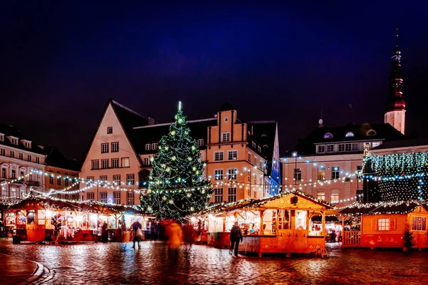 Marché de Noël sur la place de la mairie dans la vieille ville de Tallinn, Estonie — Photo
