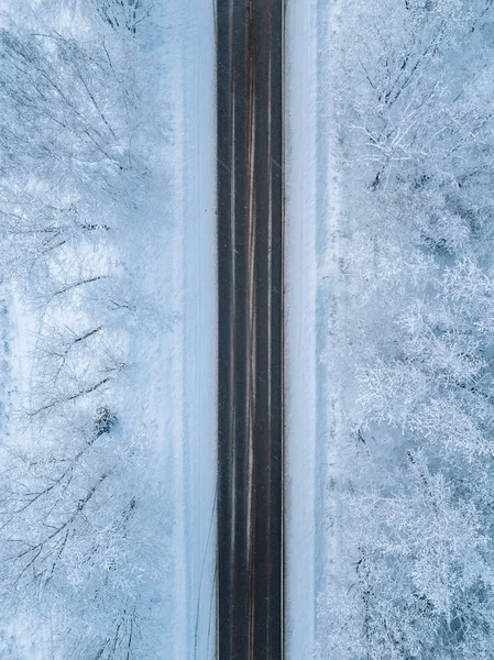 有雪地的冬季道路的空中景观 — 图库照片