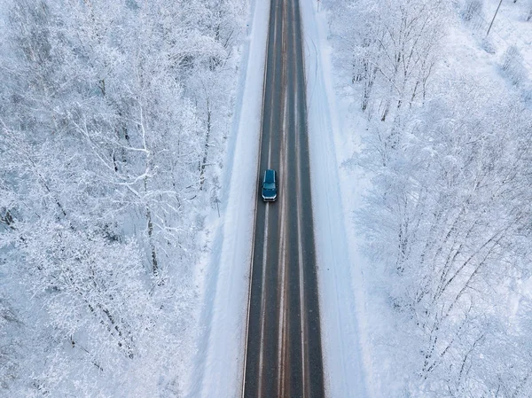 Flysikt til en vintervei med snøskog – stockfoto