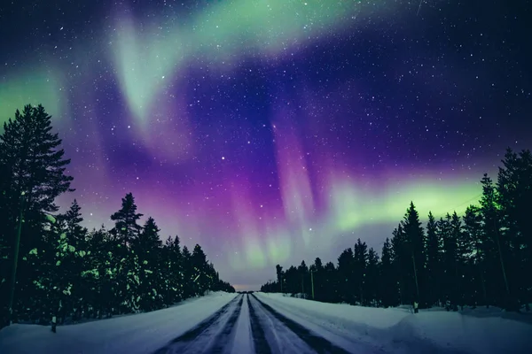 Ártico polar colorido Luzes do norte Aurora Borealis activity in snow winter forest in Finland — Fotografia de Stock