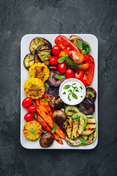 Gemüseplatte Vom Grill Mit Zucchini Champignons Auberginen Karotten Paprika Tomaten — Stockfoto