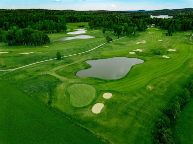 Finlandiya 'da göletli golf sahasında yeşil çimlerin havadan görünüşü