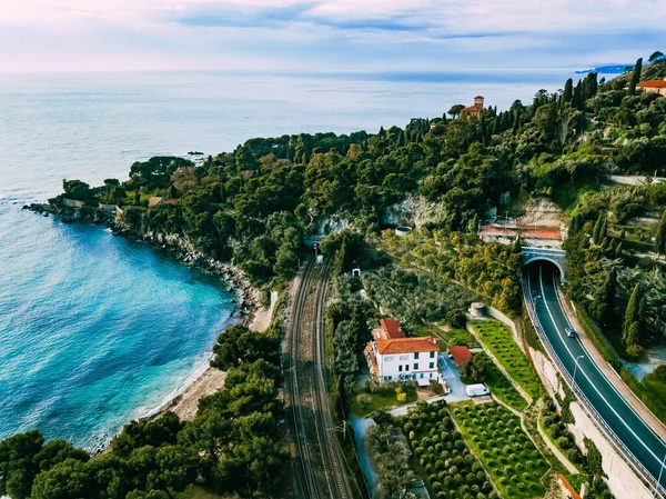 Flygfoto Över Väg Med Bil Och Liten Italiensk Stad Ett — Stockfoto