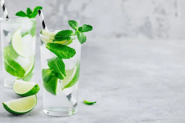 Cóctel Mojito Con Hielo Menta Fresca Lima Vaso Sobre Fondo —  Fotos de Stock