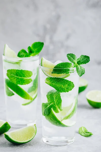 Cocktail Mojito Avec Glace Menthe Fraîche Citron Vert Verre Sur — Photo