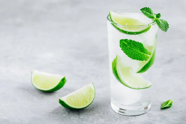 Mojito Cocktail Met Ijs Verse Munt Limoen Glas Grijze Stenen — Stockfoto