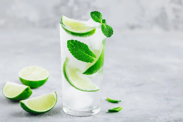 Mojito Cocktail Mit Eis Frischer Minze Und Limette Glas Auf — Stockfoto