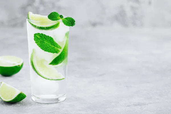Mojito Cocktail Mit Eis Frischer Minze Und Limette Glas Auf — Stockfoto