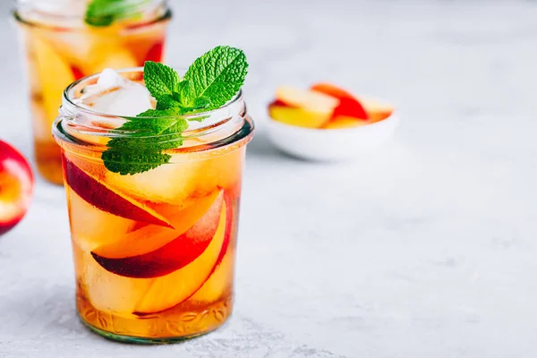 Chá Gelado Pêssego Caseiro Limonada Com Hortelã Fresca Cubos Gelo — Fotografia de Stock