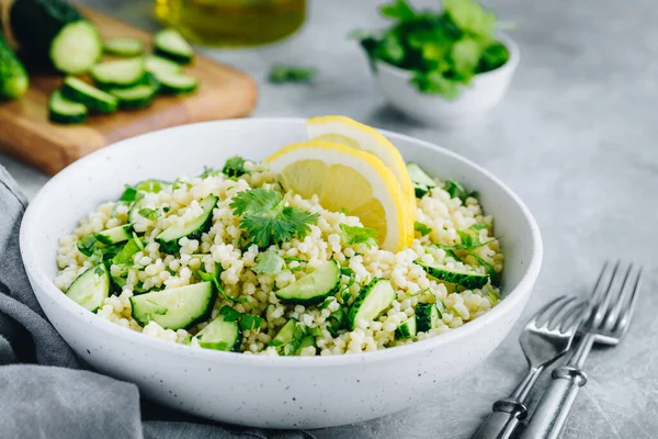 Citroen Komkommer Couscous Salade Kom Grijze Stenen Achtergrond — Stockfoto