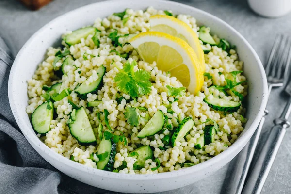 Citroen Komkommer Couscous Salade Kom Grijze Stenen Achtergrond — Stockfoto