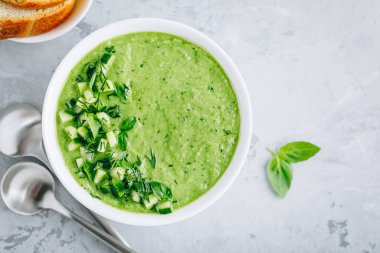 Salatalık Gazpacho. Yeşil soğuk yaz çorbası. Üst görünüm