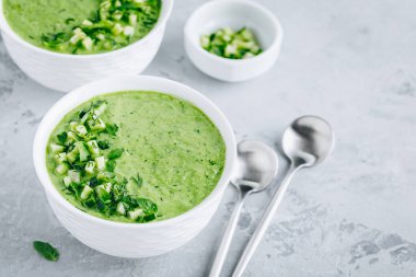 Salatalık Gazpacho. Gri arka planda yeşil, soğuk yaz çorbası