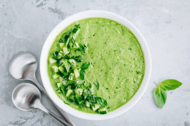 Salatalık Gazpacho. Yeşil soğuk yaz çorbası. Üst görünüm