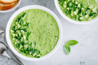Salatalık Gazpacho. Yeşil soğuk yaz çorbası. Üst görünüm