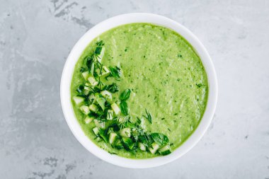 Salatalık Gazpacho. Yeşil soğuk yaz çorbası. Üst görünüm