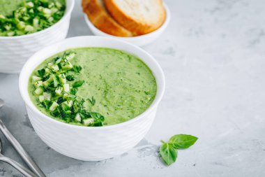 Salatalık Gazpacho. Gri arka planda yeşil, soğuk yaz çorbası