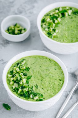 Salatalık Gazpacho. Gri arka planda yeşil, soğuk yaz çorbası