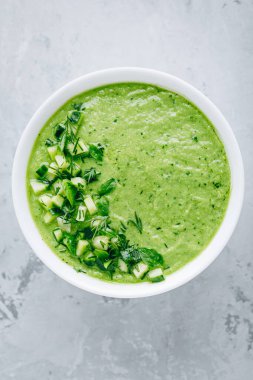 Salatalık Gazpacho. Yeşil soğuk yaz çorbası. Üst görünüm