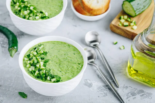 Gazpacho Cetriolo Zuppa Estiva Fredda Verde Fresco Sfondo Grigio Pietra — Foto Stock