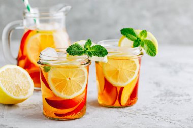 Soğuk şeftali ve limonlu buzlu çay. Şeftali, limon ve buzla yaz ferahlatıcı içecek.