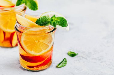 Soğuk şeftali ve limonlu buzlu çay. Şeftali, limon ve buzla yaz ferahlatıcı içecek.