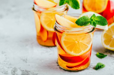 Soğuk şeftali ve limonlu buzlu çay. Şeftali, limon ve buzla yaz ferahlatıcı içecek.