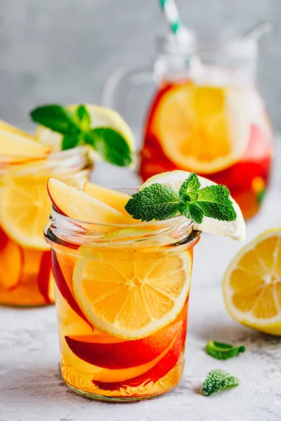 冷たい桃とレモンアイスティー 桃と夏のさわやかな飲み物 レモンと氷 — ストック写真