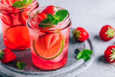 Naneli çilekli mojito ve cam kavanozda buz. Yaz ferahlatıcı içecek.
