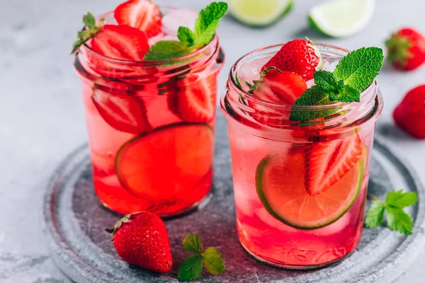 Limonada Limão Morango Com Hortelã Fresca Gelo Frasco Vidro Bebida — Fotografia de Stock