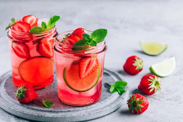 Limonada Limão Morango Com Hortelã Fresca Gelo Frasco Vidro Bebida — Fotografia de Stock